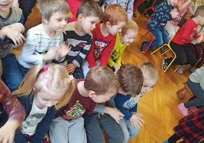 dzieci słuchają koncertu