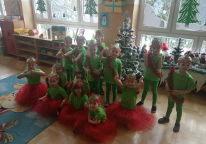 Dzieci z III grupy na chwilę przed swoim występem, w klasie przy choince.