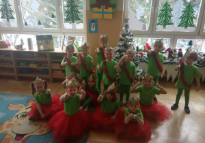 Dzieci z III grupy na chwilę przed swoim występem, w klasie przy choince.