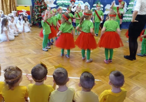 Dzieci podczas występu, śpiewają piosenkę o choince.