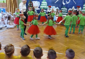 Dzieci podczas występu, śpiewają piosenkę o choince.