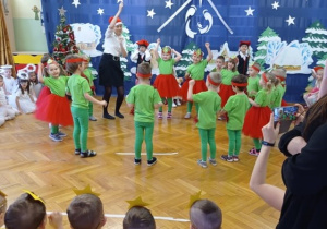 Dzieci podczas występu, śpiewają piosenkę o choince.