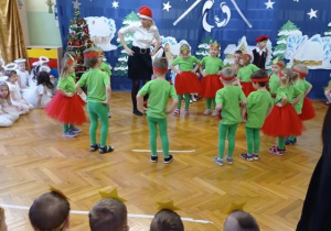 Dzieci podczas występu, śpiewają piosenkę o choince.