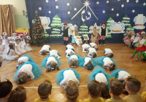Dzieci wykonują swój taniec "Snowflake".