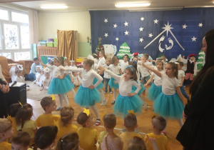 Dzieci wykonują swój taniec "Snowflake".