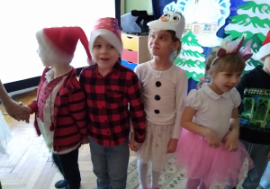 Dzieci bawią się przy muzyce z animatorką