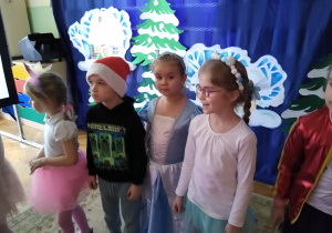 Dzieci bawią się przy muzyce z animatorką