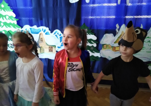 Dzieci bawią się przy muzyce z animatorką