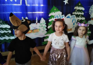 Dzieci bawią się przy muzyce z animatorką