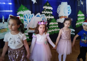 Dzieci bawią się przy muzyce z animatorką