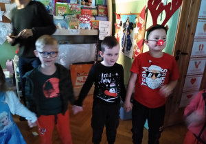 Dzieci bawią się przy muzyce z animatorką