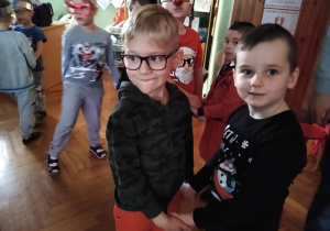Dzieci bawią się przy muzyce z animatorką