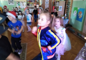 Dzieci bawią się przy muzyce z animatorką