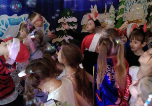 Dzieci bawią się przy muzyce z animatorką
