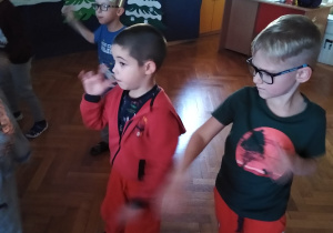 Dzieci bawią się przy muzyce z animatorką