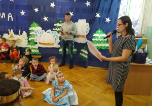 Nauczycielka ogłasza wyniki konkursu