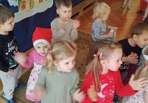 Dzieci bawią się przy muzyce z animatorką