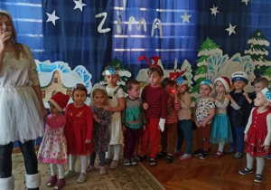 Dzieci bawią się przy muzyce z animatorką