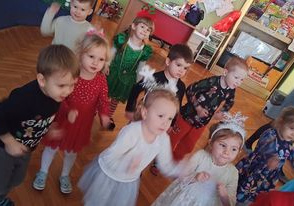 dzieci tańczą