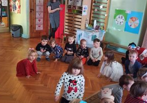 dzieci tańczą