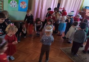dzieci tańczą