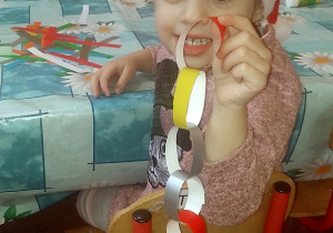 dzieci sklejają paski z kolorowego papieru