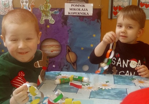 dzieci sklejają paski z kolorowego papieru