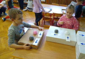 Zadanie z większymi piłeczkami - potrafimy się skoncentrować:-)