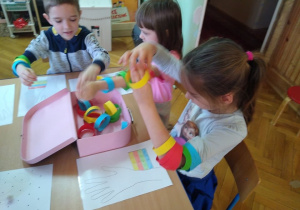 Kodujemy z użyciem papierowych bransoletek.