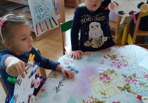 Dziewczynki pokazują zadanie do kodowania