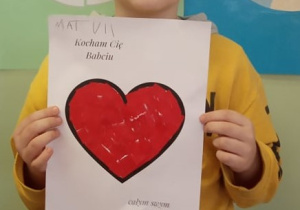 Chłopiec prezentuje serduszko dla Babci.
