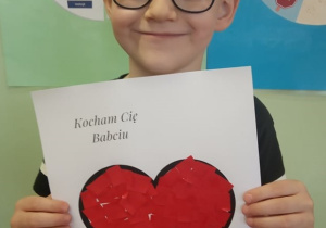 Chłopiec prezentuje serduszko dla Babci.