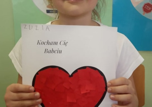 Dziewczynka prezentuje serduszko dla Babci.