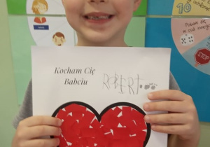Chłopiec prezentuje serduszko dla Babci.