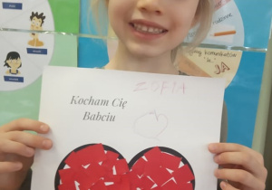Dziewczynka prezentuje serduszko dla Babci.