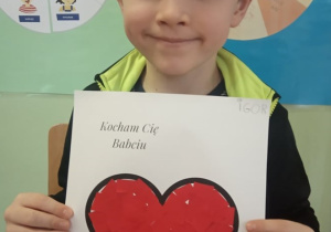 Chłopiec prezentuje serduszko dla Babci.