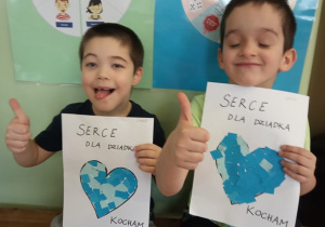 Chłopcy prezentują swoje serduszka dla Dziadków.