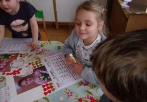 Dzieci pracują przy stolikach