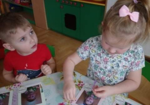 Dzieci pracują przy stolikach