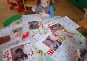 Dzieci pracują przy stolikach