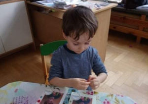 Dzieci pracują przy stolikach