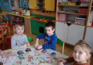 Dzieci pracują przy stolikach