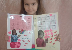 Dziewczynka prezentuje kalendarze dla babci i dziadka