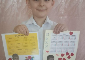 Chłopiec prezentuje kalendarze dla babci i dziadka