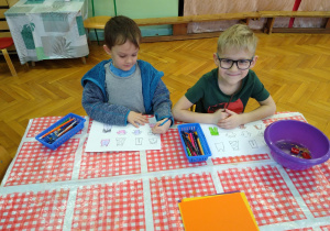 Dzieci pracują przy stolikach