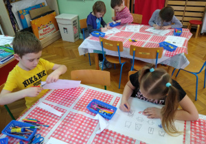Dzieci pracują przy stolikach