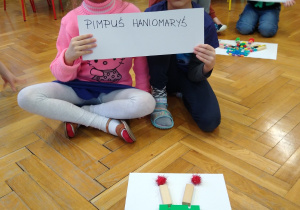 Dzieci układają roboty z klocków, patyczków, kamyczków itp.