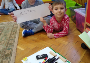 Dzieci układają roboty z klocków, patyczków, kamyczków itp.