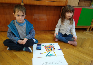 Dzieci układają roboty z klocków, patyczków, kamyczków itp.