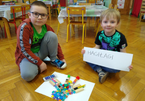 Dzieci układają roboty z klocków, patyczków, kamyczków itp.